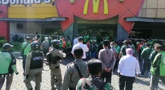 Suasana antrean BTS Meal di salah satu gerai McDonald's Surabaya.