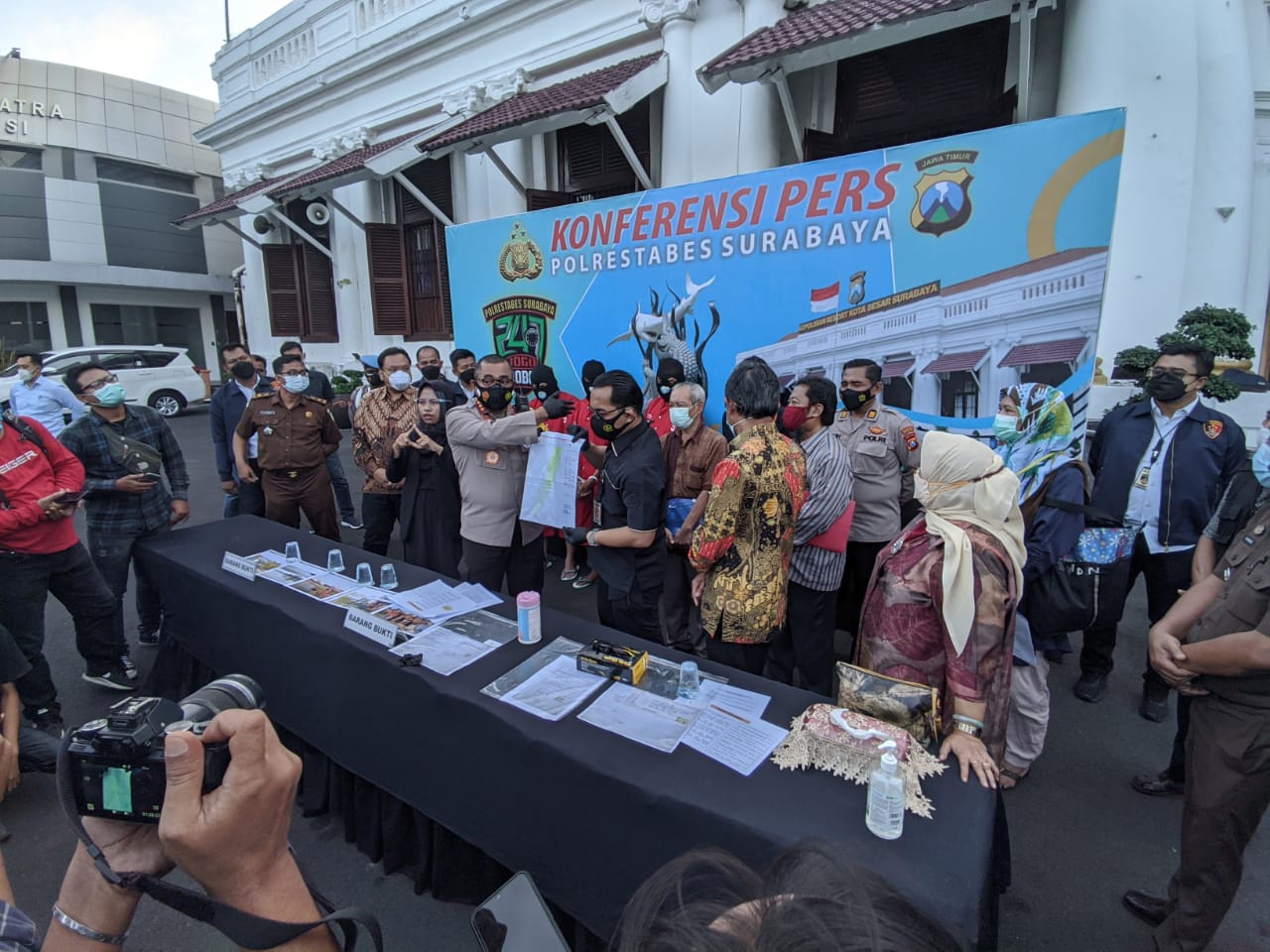 Suasana pers rilis penangkapan dua terduga anggota mafia tanah.