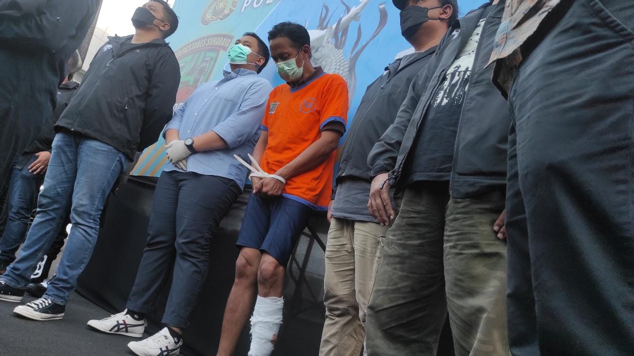 Tersangka pelaku pembunuhan terhadap bocah SD di Kupang Krajan saat dipamerkan ke hadapan media.
