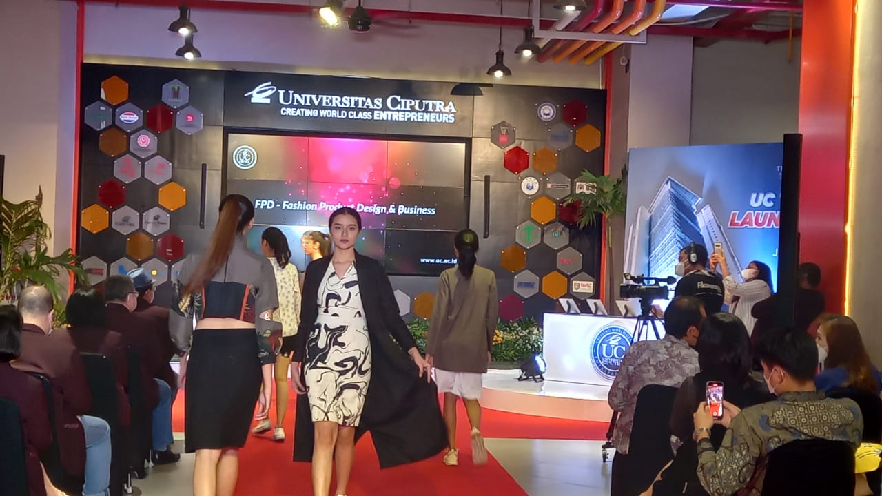 Busana yang dirancang oleh mahasiswa Universitas Ciputra (UC).