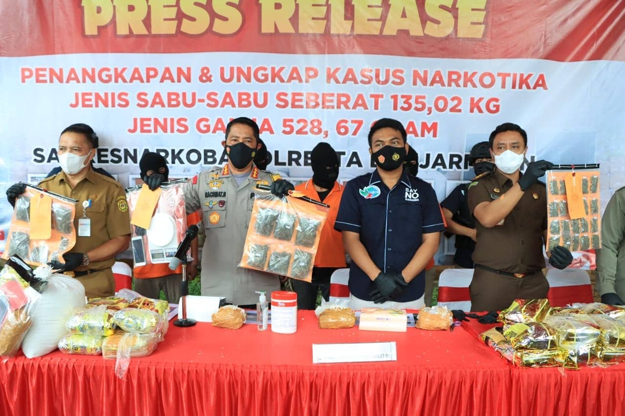 Suasana konferensi pers pengungkapan penyelundupan 135,02 Kilogram Sabu-Sabu di Mapolresta Banjarmasin.