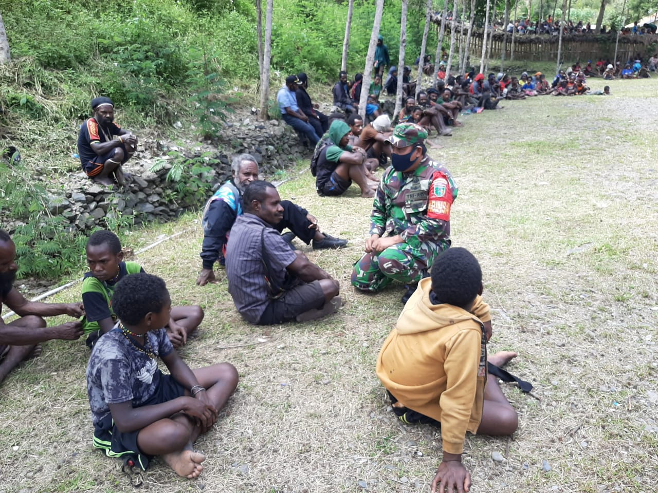 Suasana silaturahmi Babinsa Posramil 1714-06 Tinginambut Kab. Puncak Jaya ke tokoh masyarakat Tinginambut, Arengkek Kiwo.