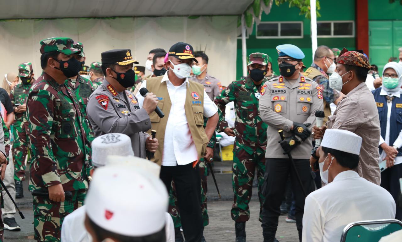 Panglima TNI Marsekal Hadi Tjahjanto, Kapolri Jenderal Listyo Sigit Prabowo dan Menteri Kesehatan Budi Gunadi Sadikin meninjau langsung penanganan Covid-19 atau virus corona di Kabupaten Bangkalan, Madura, Jawa Timur, Sabtu (19/6/2021).
