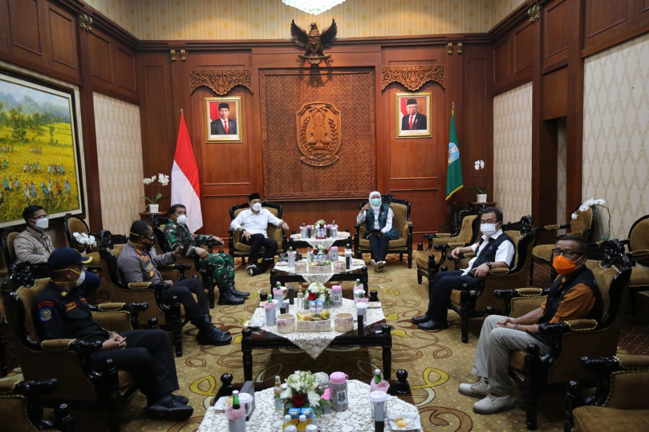 Wali Kota Surabaya, Eri Cahyadi saat menemui Gubernur Jawa Timur, Khofifah Indar Parawansa.