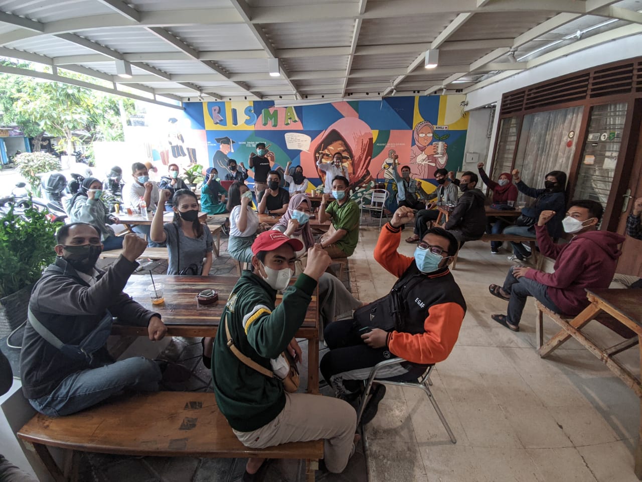 Suasana kebersamaan Karang Taruna Surabaya.