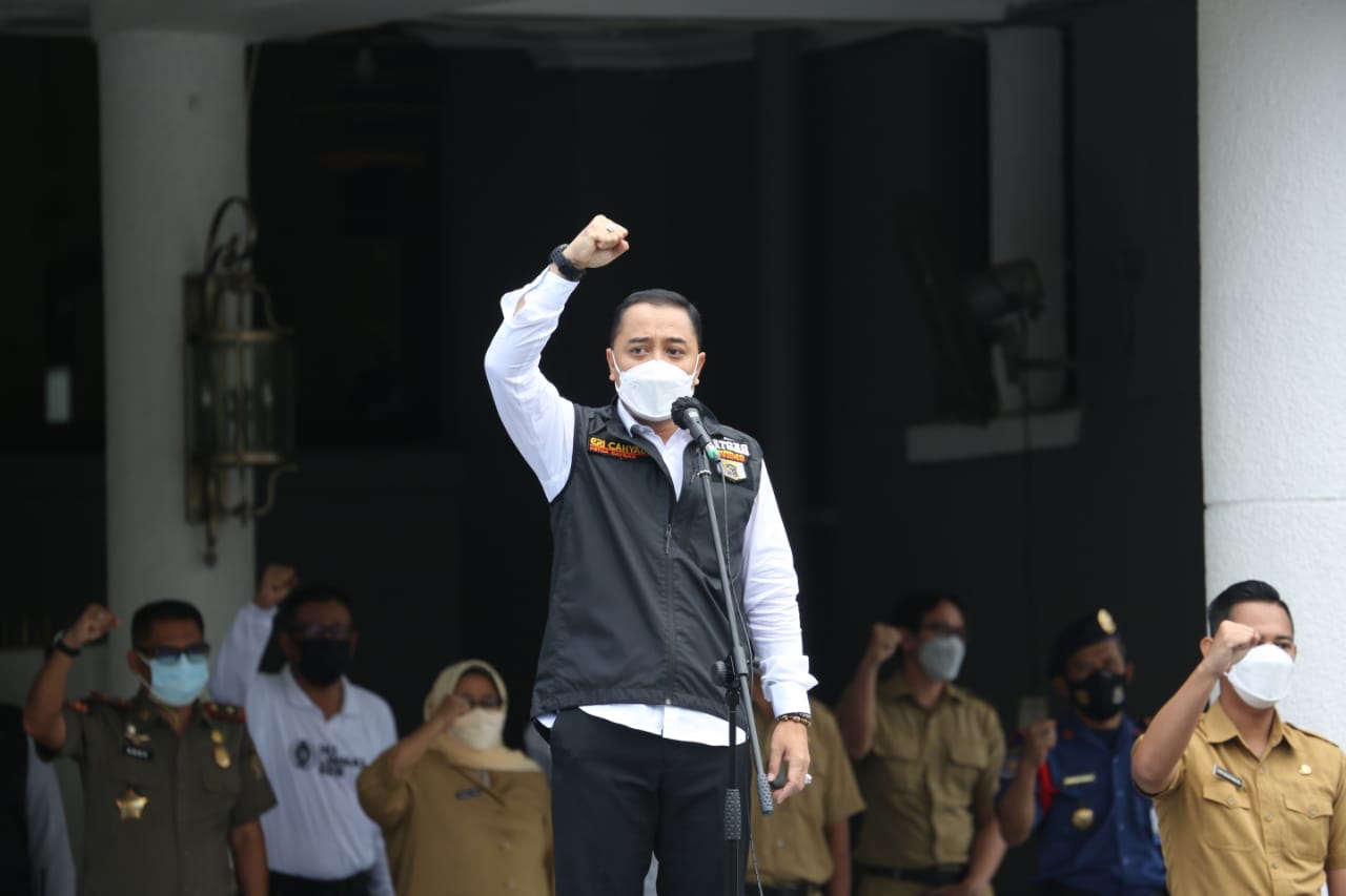 Wali Kota Surabaya Eri Cahyadi saat mengobarkan semangat.