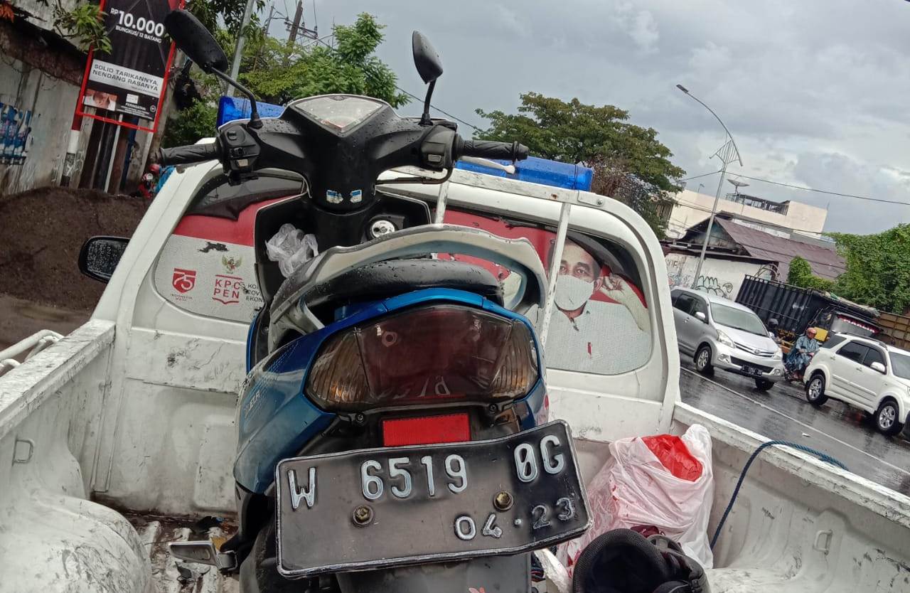 Motor matik yang dikendarai korban saat dievakuasi dari TKP.