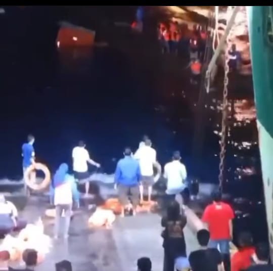 Suasana evakuasi KMP Yunicee yang tenggelam di Selat Bali.