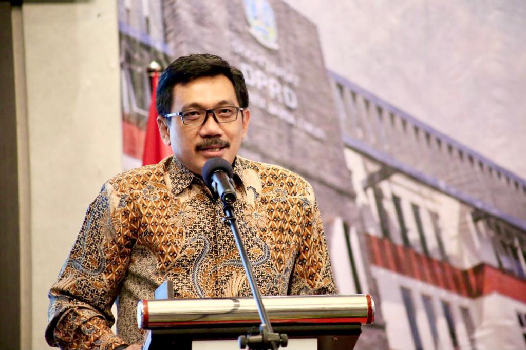 Sekretaris DPRD Provinsi Jawa Timur, Andik Fadjar Tjahjono yang berhasil menyelesaikan studi S3 di UNAIR. (Foto: istimewa)