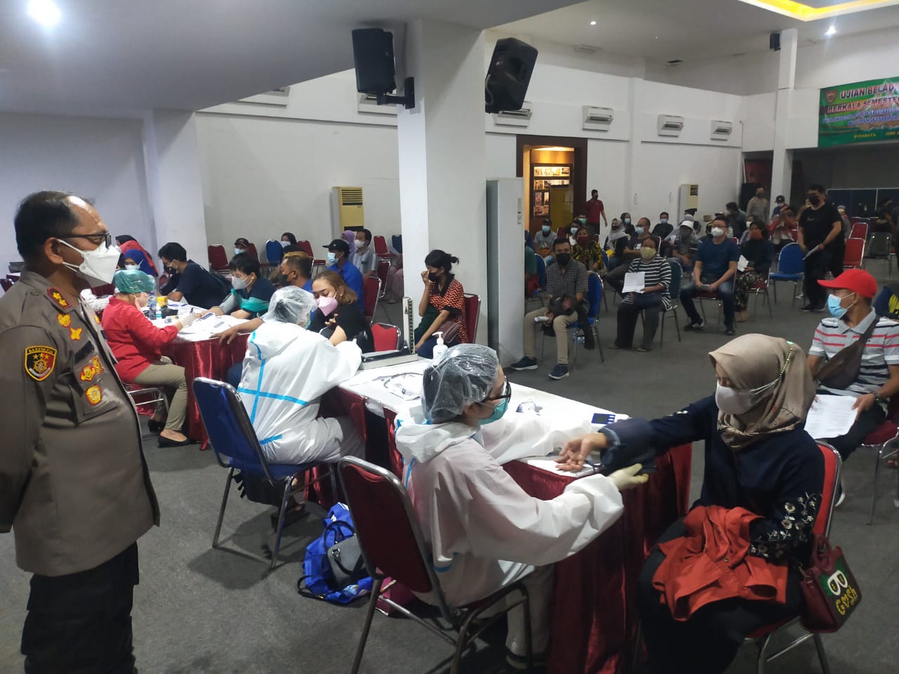 Suasana antrean di Gerai Vaksinasi Presisi Polri di Polrestabes Surabaya.