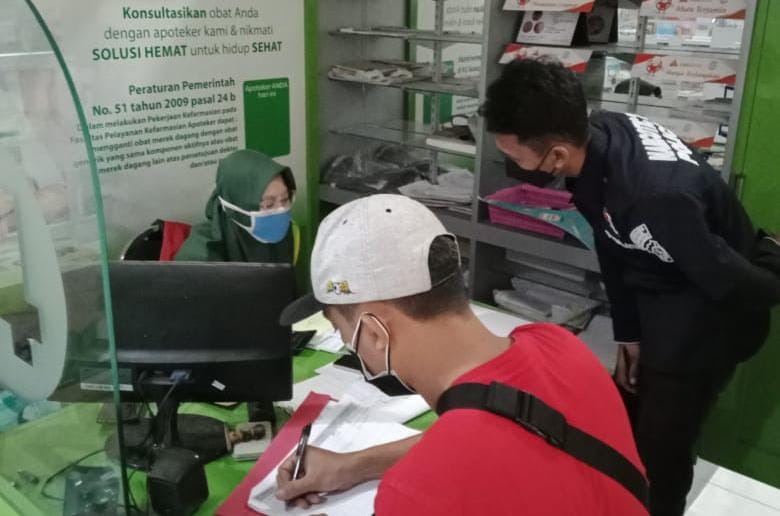 Satresnarkoba Polrestabes Surabaya, melakukan saat sidak kelangkaan obat di sejumlah pedagang besar farmasi dan apotek.