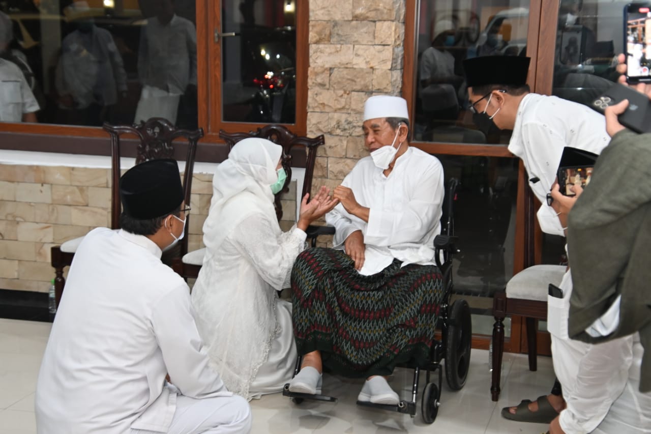 Dokumentasi Gubernur Khofifah saat menemui KH Zainuddin Djazuli.