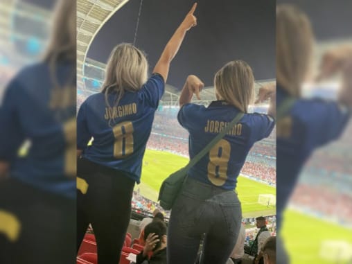 Yang mana yang Katherine Harding dan yang mana si Natalia Leteri? (Twitter @FootballFunnys)