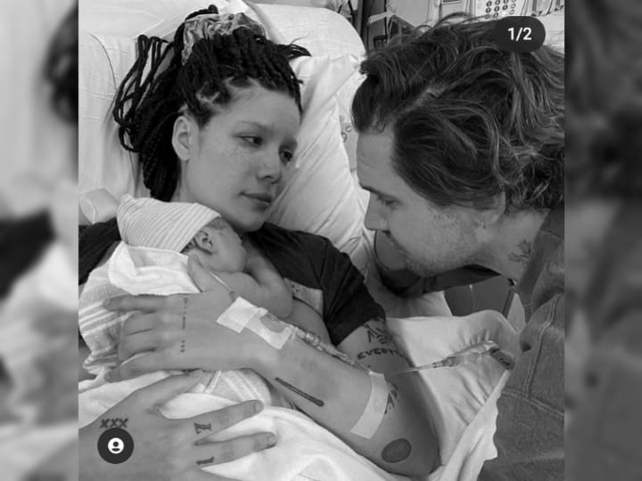 Halsey sedang memeluk putra pertamanya, Ender Ridley Aydin, bersama sang kekasih, Alev Aydin.