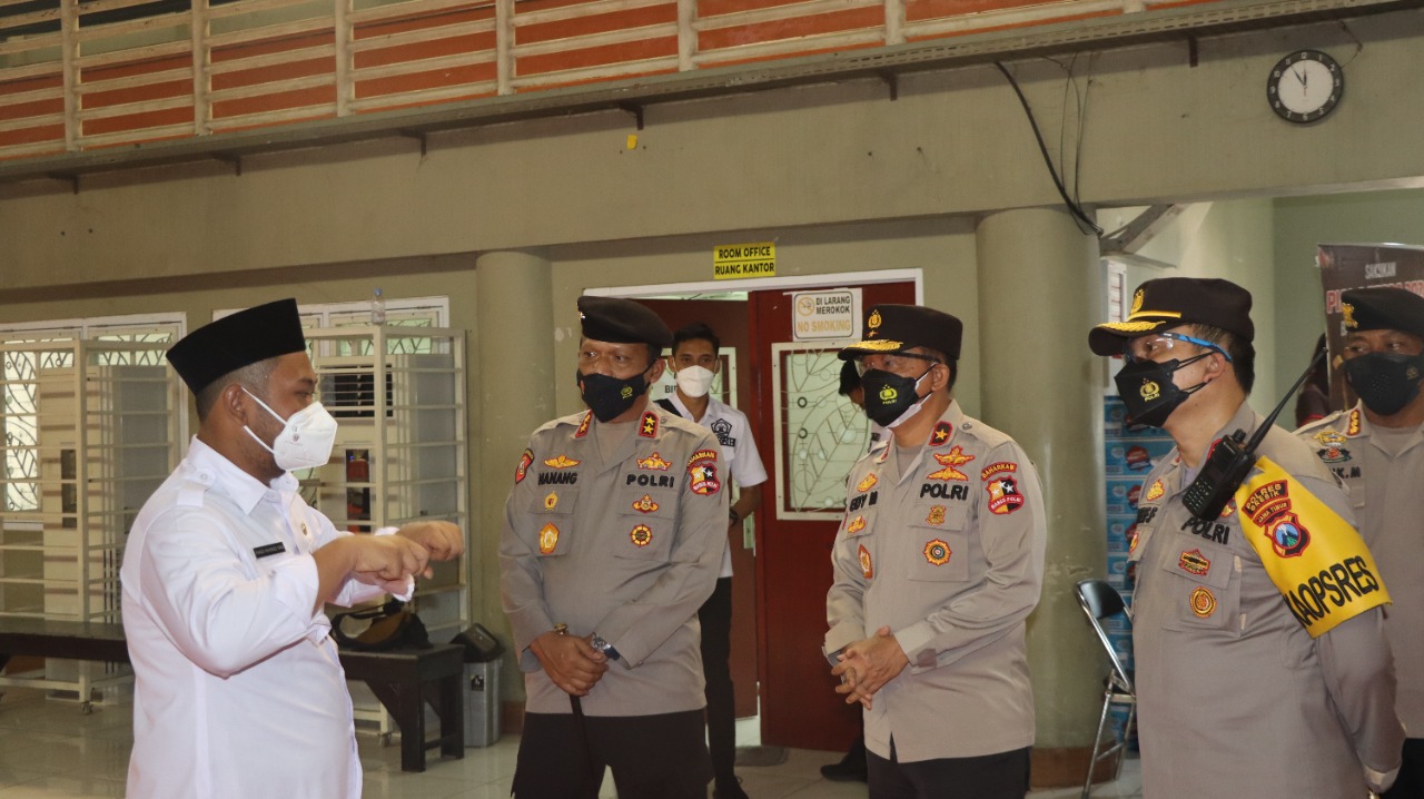 Bupati Gresik Fandi Akhmad Yani (kiri) menjelaskan pelaksanaan PPKM Darurat kepada Kakor Sabhara Baharkam Polri Irjen Pol Nanang Avianto.
