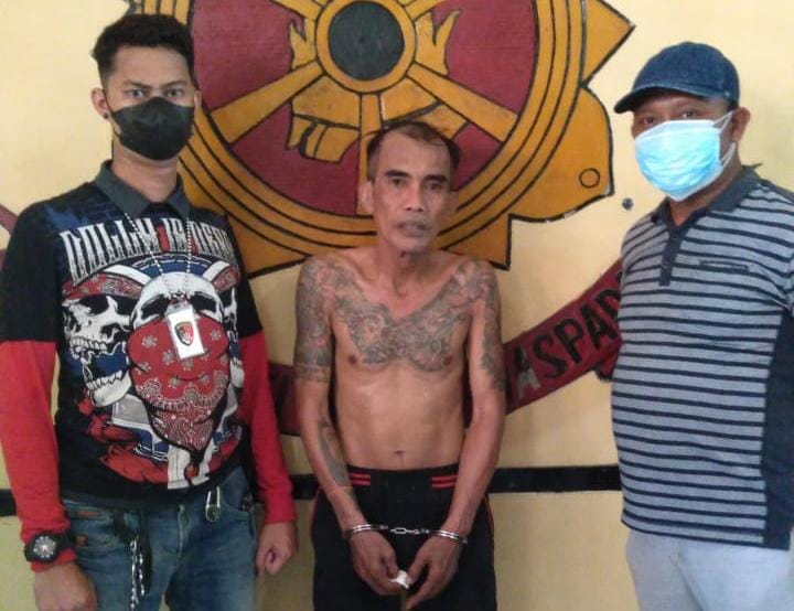 Tersangka pencurian HP di Pasar Pakis diapit anggota. 