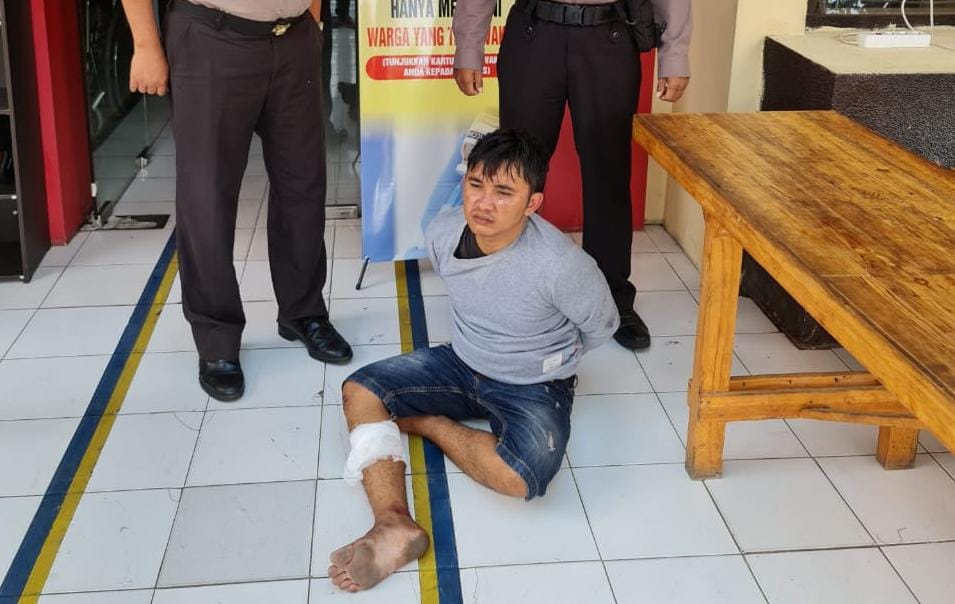 Tersangka perampas kalung emak-emak tak berhijab di Jalan Kapas Krampung Surabaya.