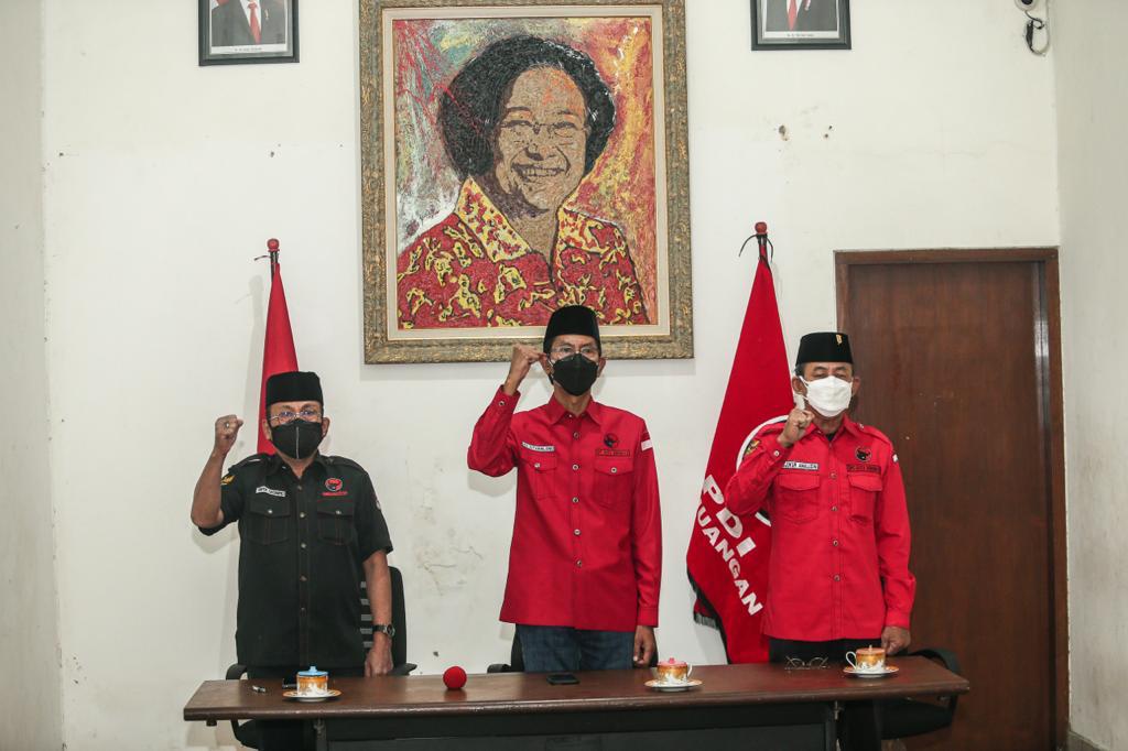 Jajaran DPC PDI Perjuangan Kota Surabaya saat memperingati peristiwa 27 Juli 1996 atau yang lebih dikenal dengan Kudatuli.