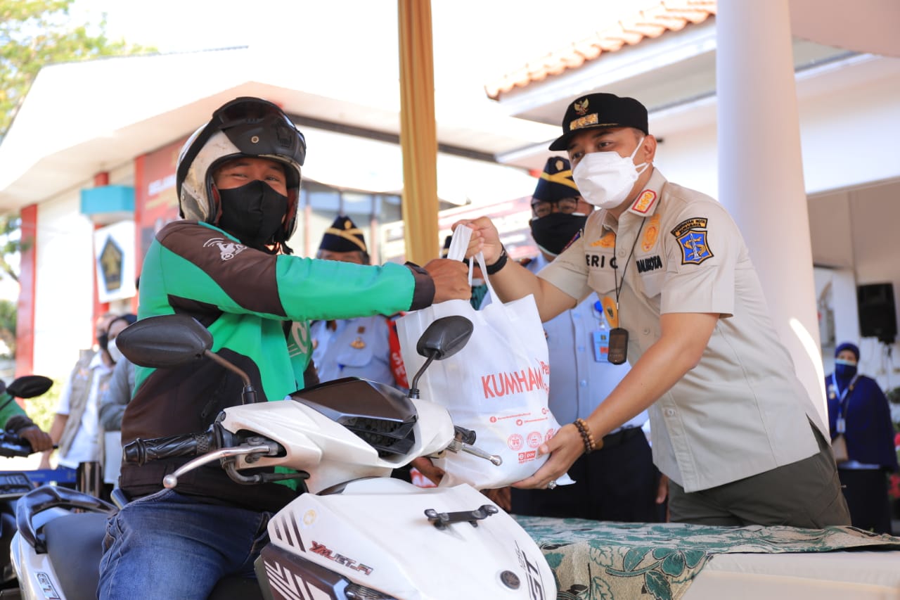 Penyaluran bantuan paket sembako dari Kemenkumham Jatim.