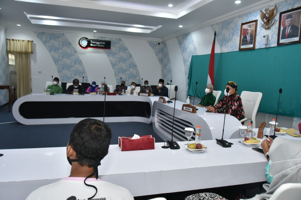 Suasana penyerahan penghargaan Kabupaten Layak Anak dari Kementerian PPPA kepada Pemkab Trenggalek secara virtual.
