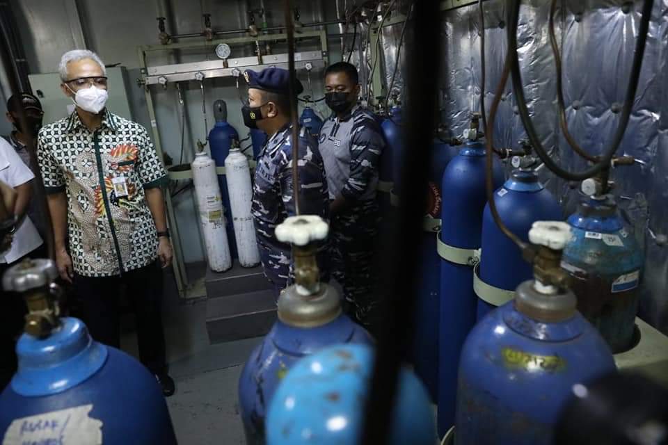 Gubernur Jawa Tengah Ganjar Pranowo saat mengunjungi KRI dr Soeharso.