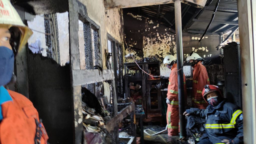Petugas PMK Kota Surabaya padamkan api yang membakar rumah di Perum Dosen ITS Surabaya (foto istimewa)