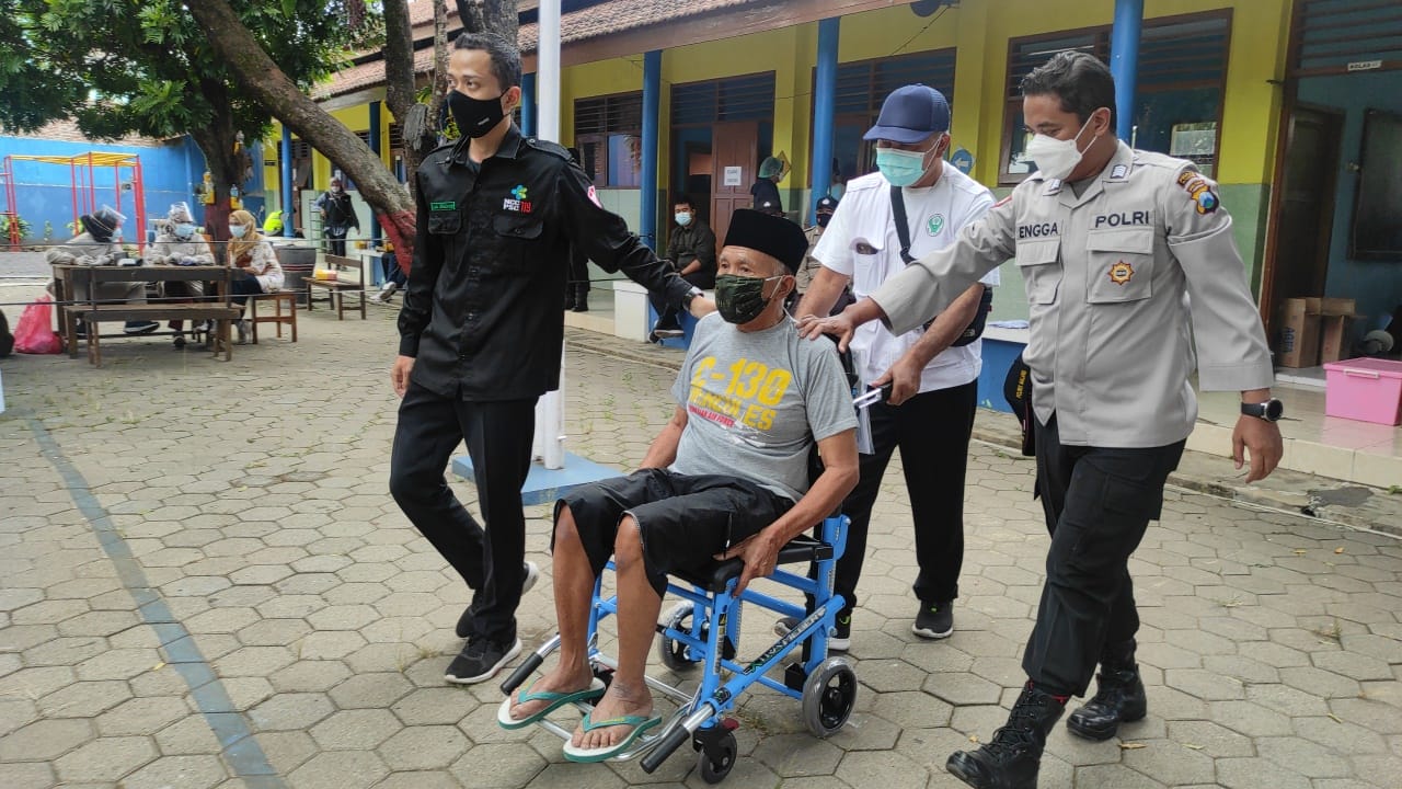 polisi mengantar pulang kakek Suwandi usai menjalan vaksin