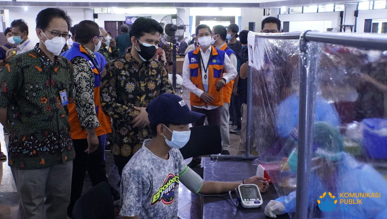 Wakil Gubernur Jawa Timur, Emil Elistianto Dardak saat meninjau pelaksanaan vaksinasi ITS.