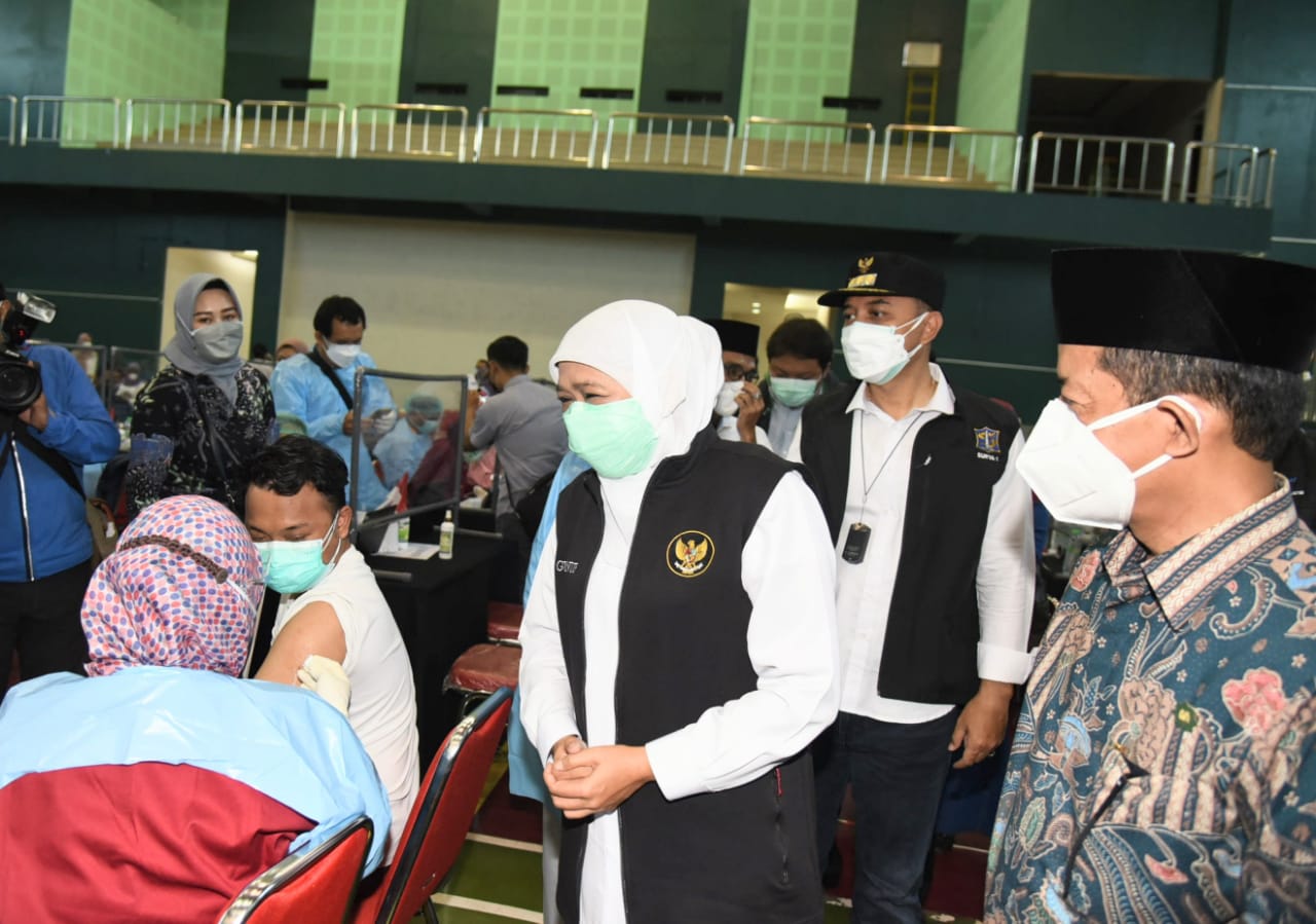 Gubernur Jatim Khofifah Indar Parawansa dan Wali Kota Surabaya Eri Cahyadi saat meninjau pelaksanaan vaksinasi.