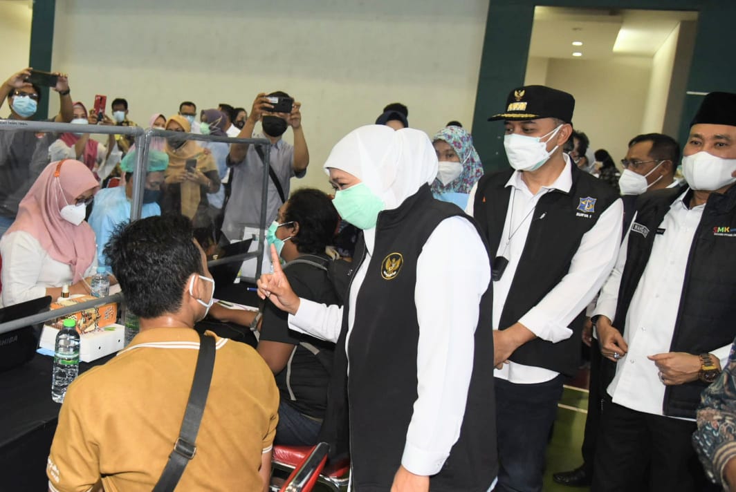 Gubernur Jawa Timur, Khofifah Indar Parawansa saat meninjau vaksinasi di Universitas Islam Negeri Sunan Ampel (UINSA) Surabaya.