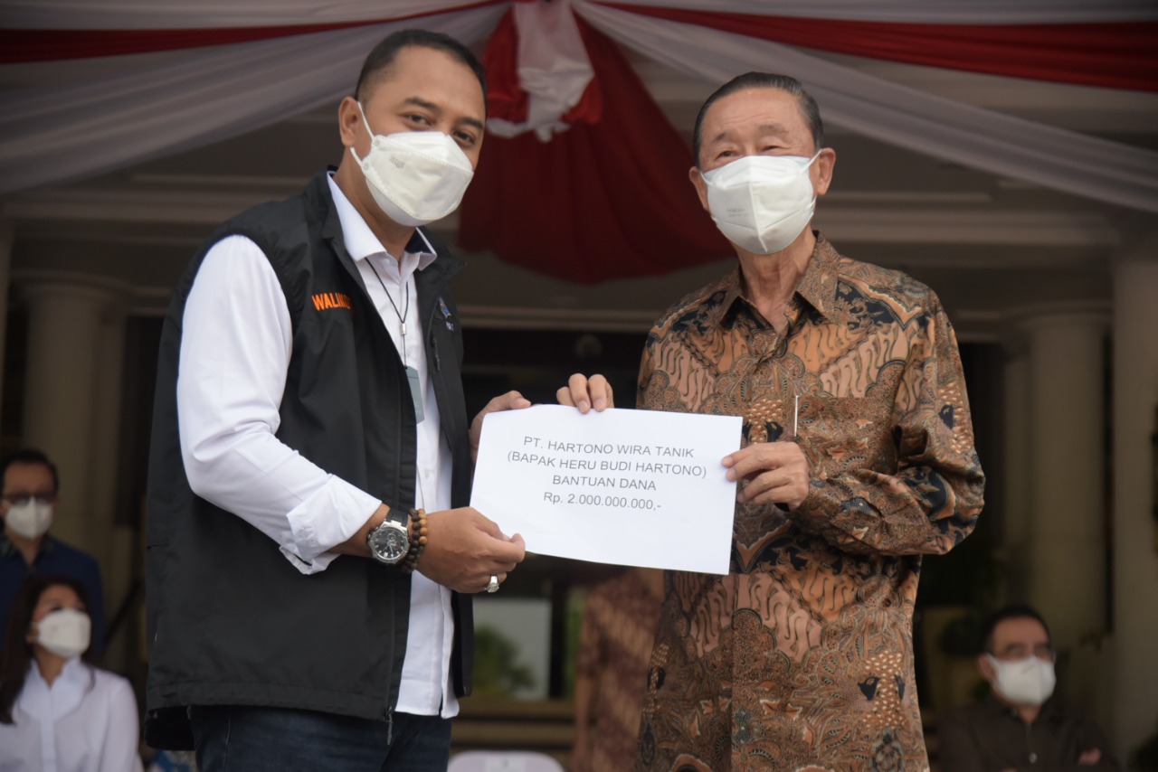 Wali Kota Surabaya, Eri Cahyadi saat menerima bantuan dari Dirut PT HWT.