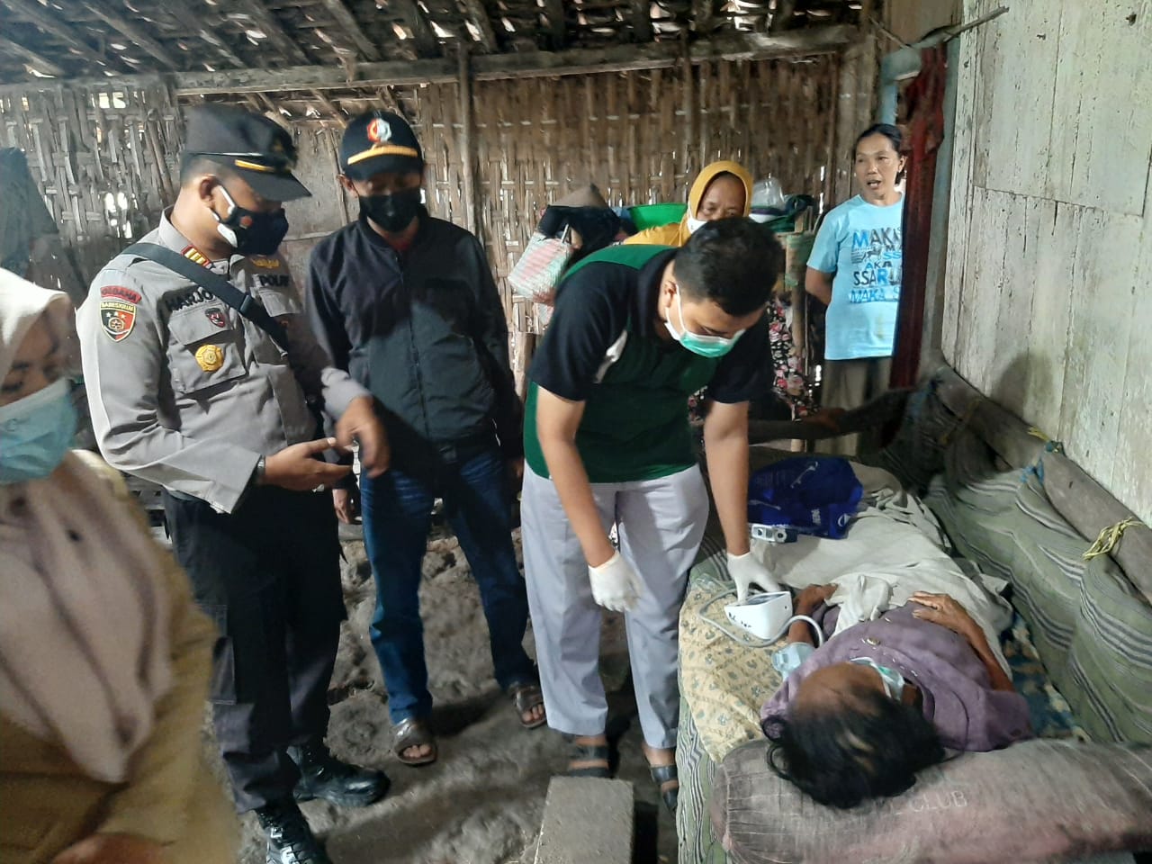 Kapolsek Kalitidu, AKP Harjo saat mendatangi rumah Mbah Dasi.