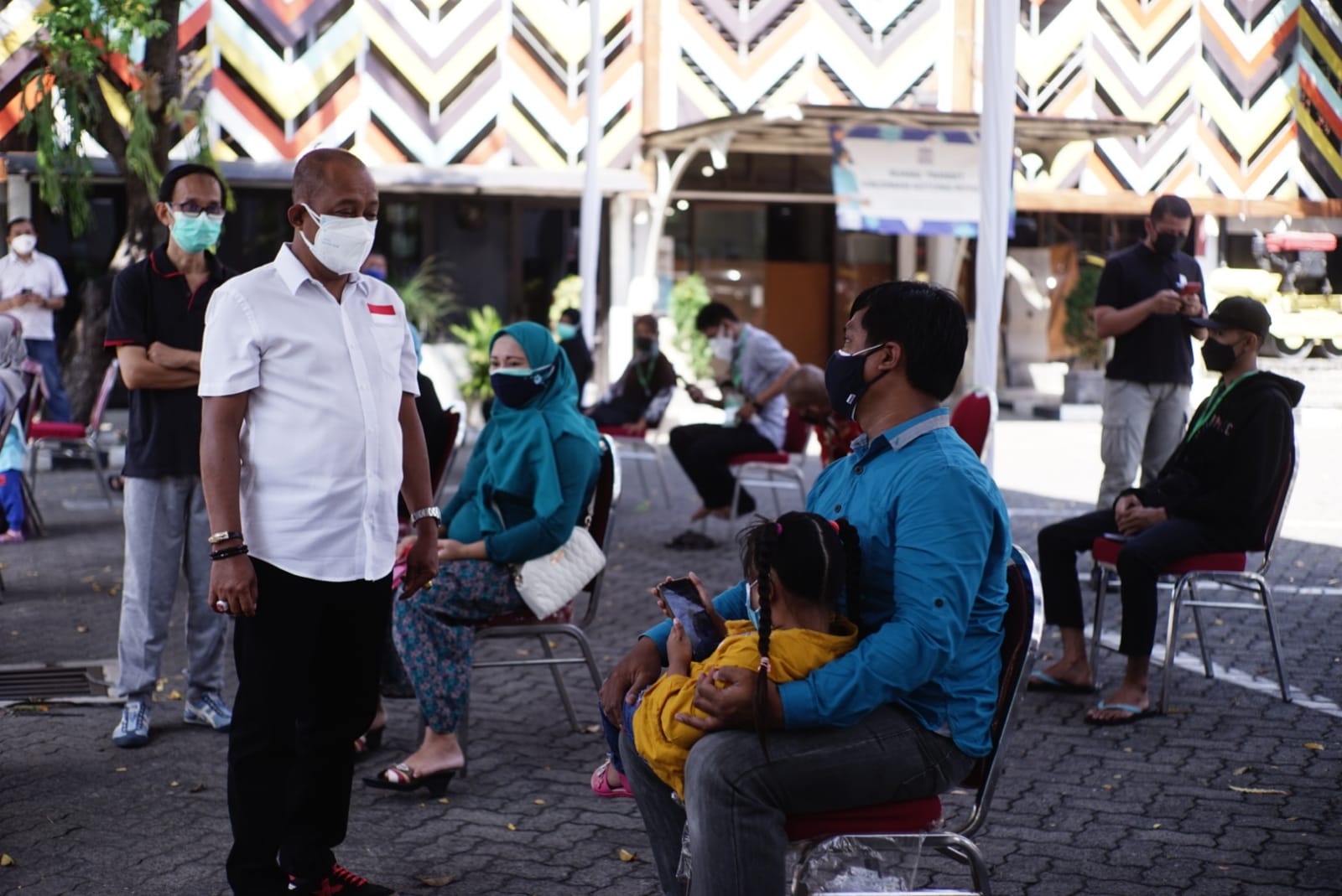 Wakil Wali Kota Surabaya, Armuji saat meninjau vaksinasi gotong-royong.