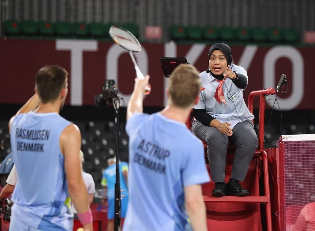 Qomarul Lailah saat menjadi wasit di Olimpiade Tokyo.