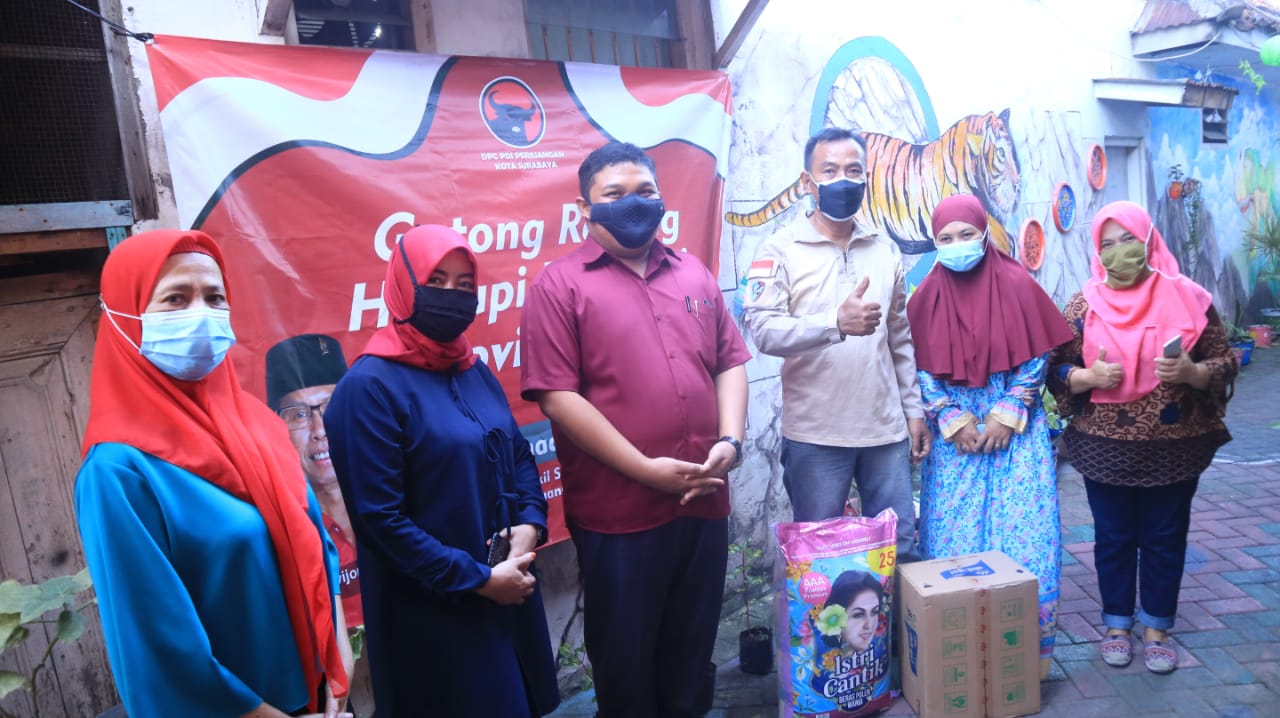 Wakil Sekretaris DPC PDIP Surabaya Achmad Hidayat turun langsung membagikan sembako kepada warga.