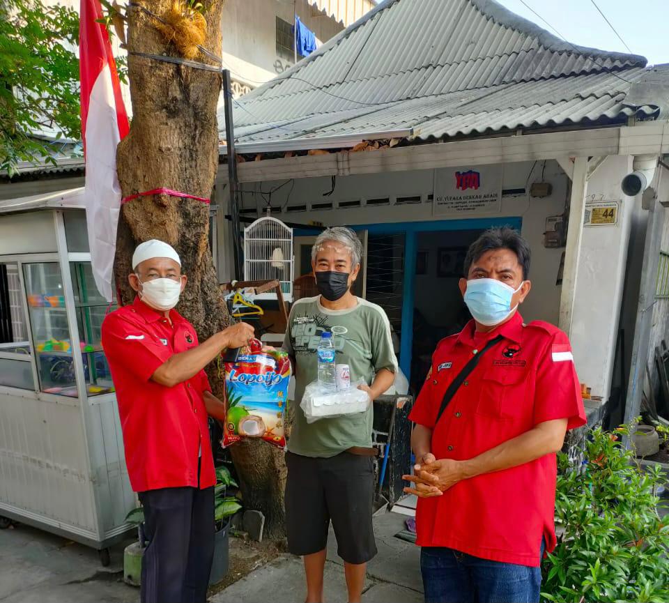 Wakil Ketua DPC PDIP Surabaya H. Sjukur Amaludin dan Ketua PAC PDIP Genteng H. Jupri membagikan permakanan ke rumah-rumah warga.
