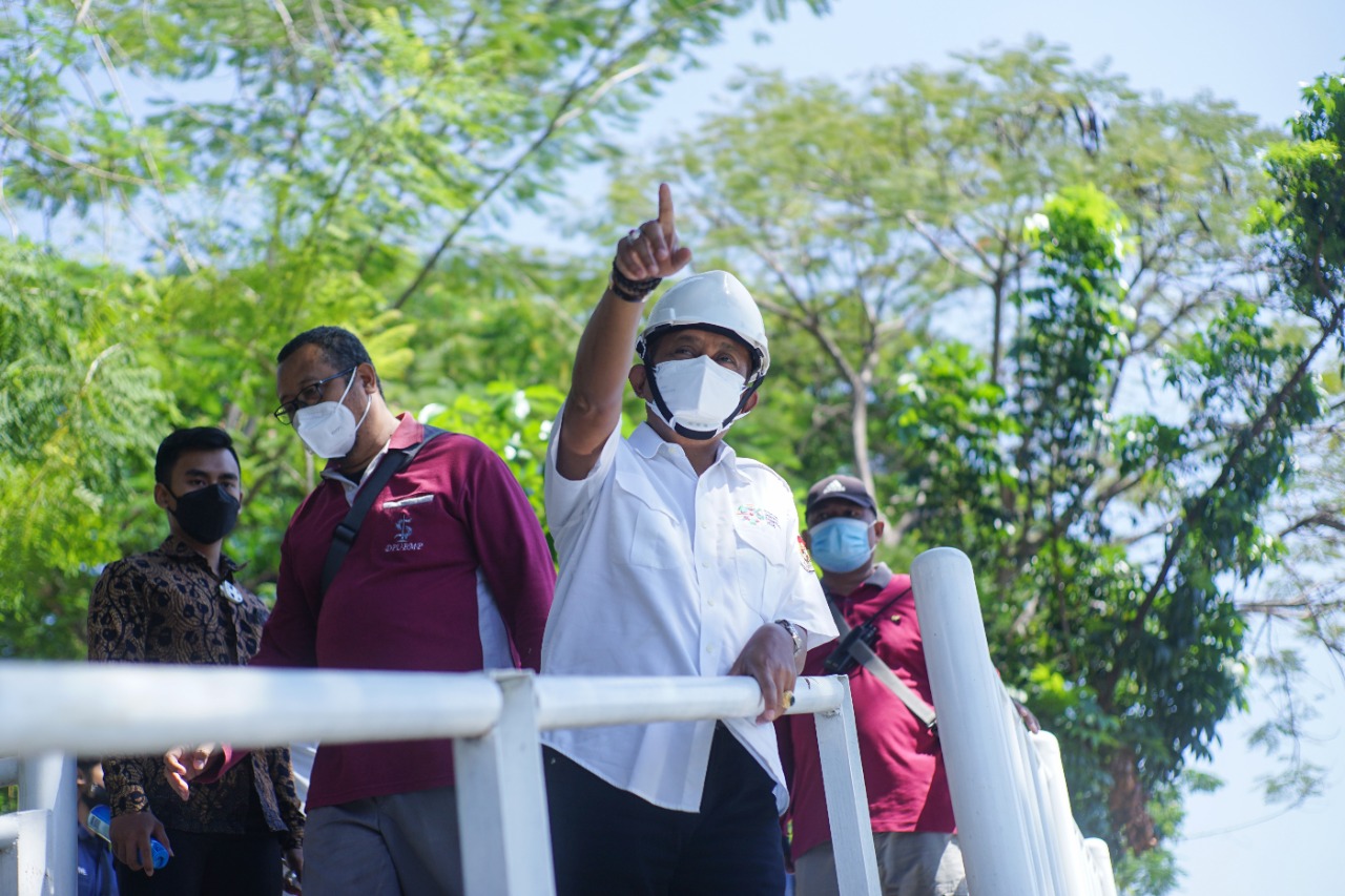 Wakil Walikota Surabaya Armuji saat meninjau normalisasi Sungai Kalimas, Kamis (12/8/2021).