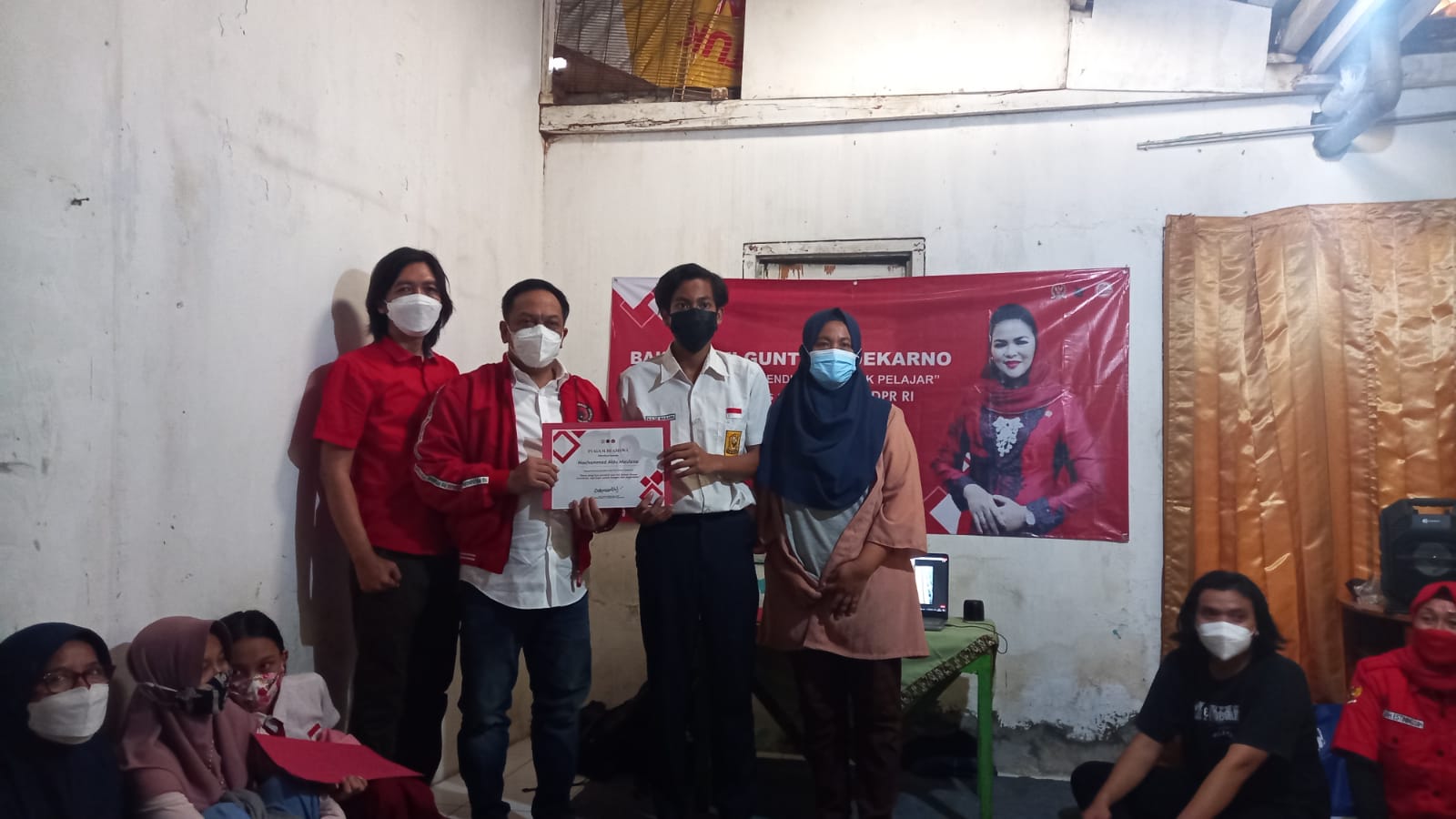 Anggota DPRD Kota Surabaya, Anas Karno saat mewakili Puti Guntur Soekarnoputri menyalurkan beasiswa.