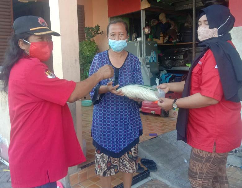 PAC PDI Perjuangan Lakarsantri membagikan beras dan vitamin herbal untuk warga ekonomi lemah.