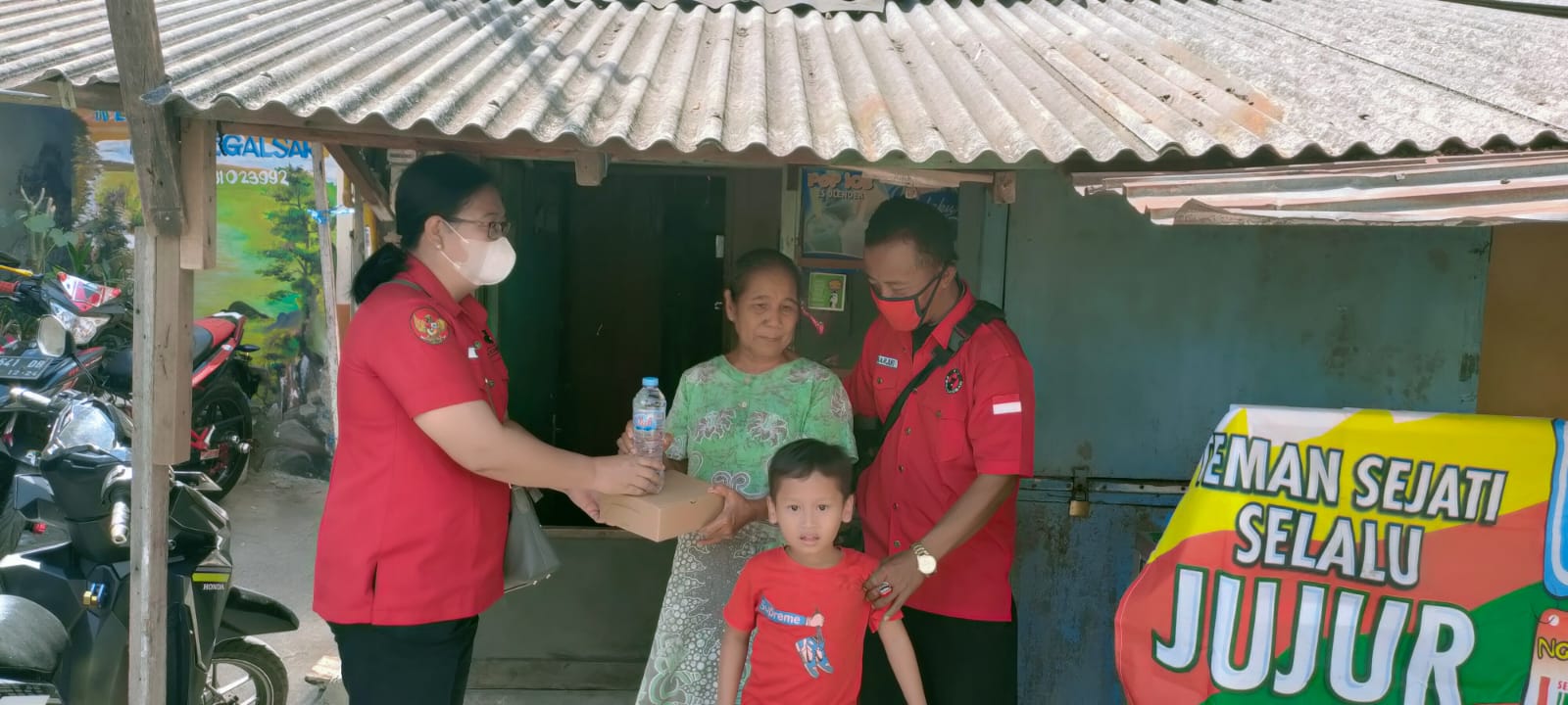Kader-kader PDIP membagikan permakanan untuk lansia di wilayah Pandegiling, Kelurahan Tegalsari, Surabaya.