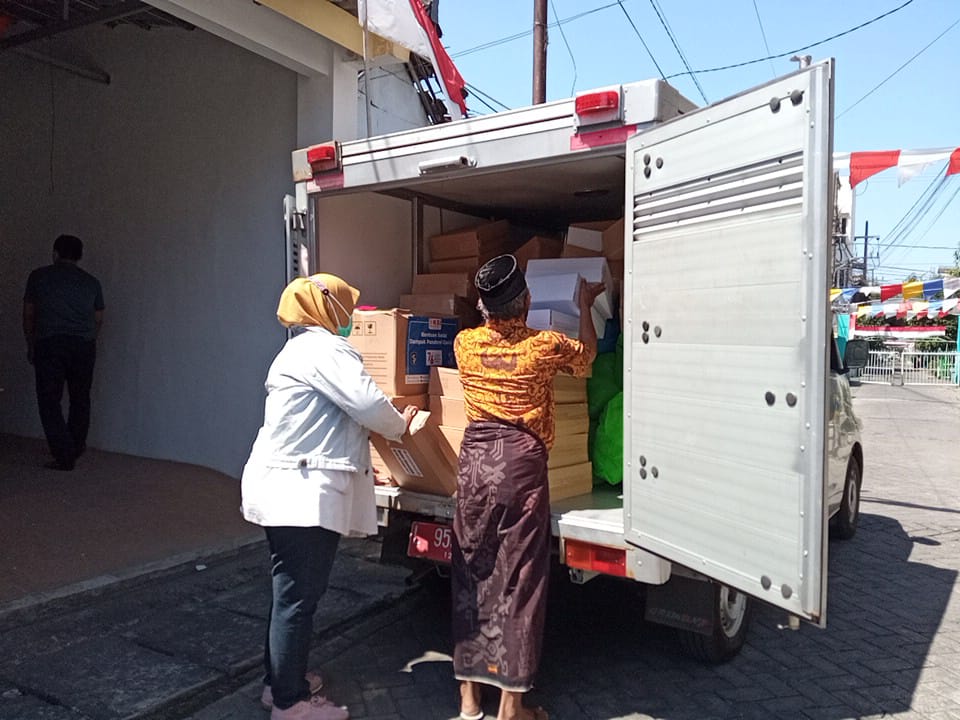 Suasana penyaluran bantuan untuk para veteran Surabaya.