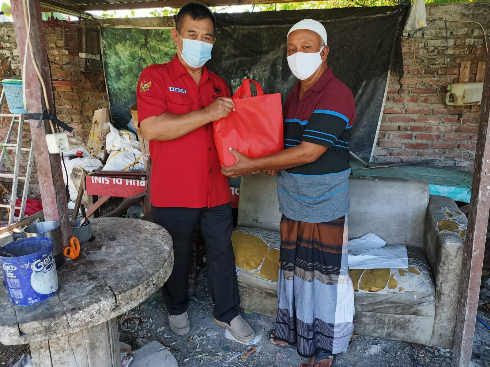 Kader PDI Perjuangan Rungkut Surabaya menyalurkan bantuan sembako dan vitamin kepada warga.