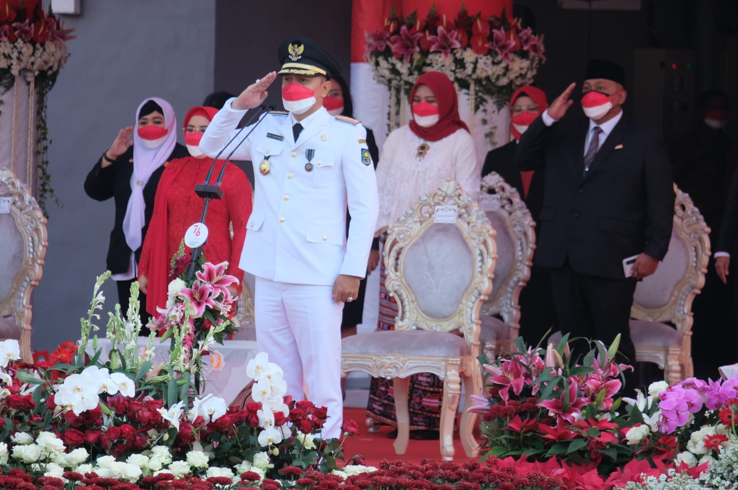 Wali Kota Surabaya Eri Cahyadi saat memimpin Upacara Peringatan HUT RI ke-76 di Balai Kota, Selasa (17/8/2021).