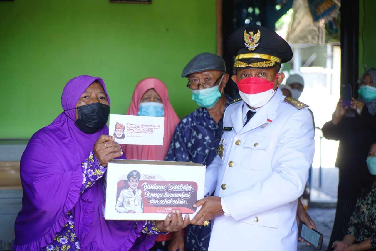 Wakil Walikota Surabaya Armuji saat mengunjungi janda dan keluarga veteran, Selasa (17/8/2021).