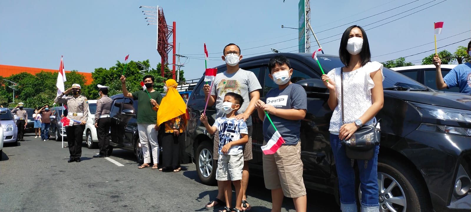 Para pengguna Jalan Ahmad Yani berhenti untuk memperingati detik-detik proklamasi kemerdekaan RI.