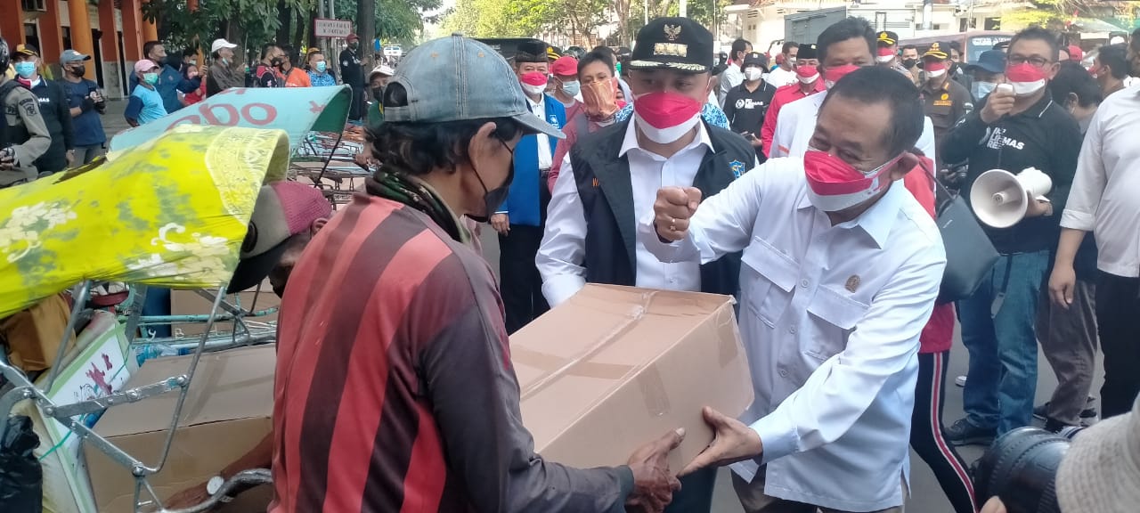 Suasana pemberian bantuan dari Forkopimda Surabaya kepada warga terdampak Covid-19, Rabu (18/8/2021).