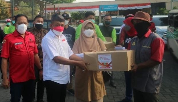 Wakil Walikota Armuji saat memberikan bantuan sembako di Kecamatan Sukolilo, Surabaya.