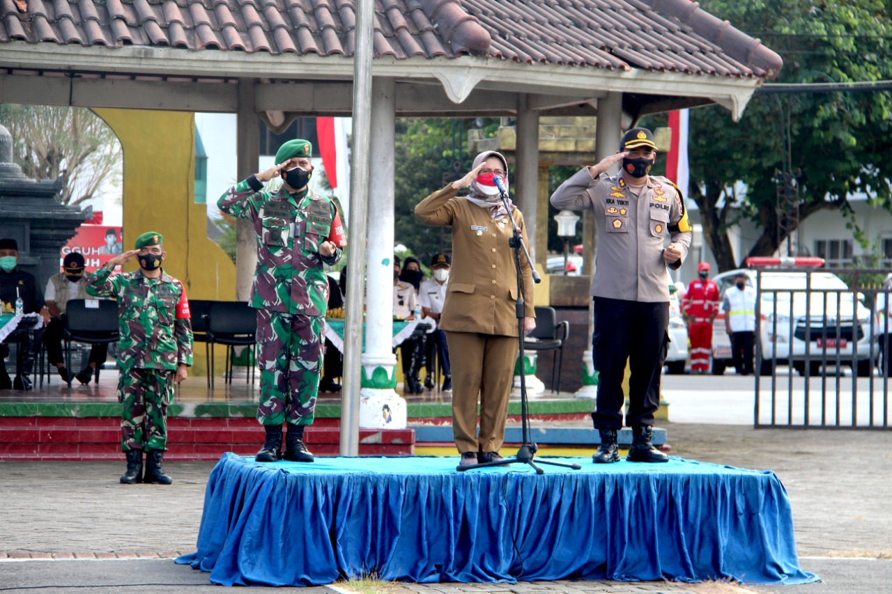 Suasana apel gelar Pasukan Dalam Rangka Pemindahan Isoman menuju Isoter di wilayah Kabupaten Lumajang