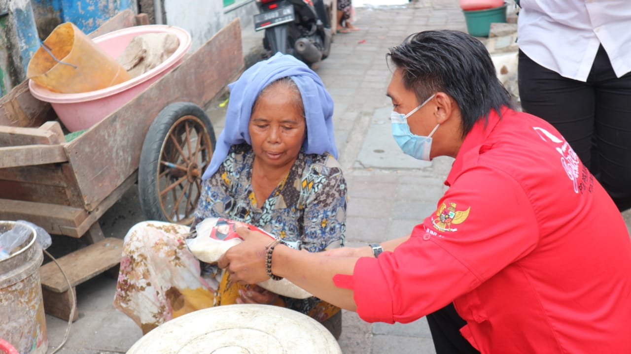 Komunitas Juang Merah Total (KJMT) Kota Surabaya menyalurkan bantuan sembako pada warga masyarakat di perkampungan nelayan Nambangan, Kecamatan Bulak, Kamis kemarin.