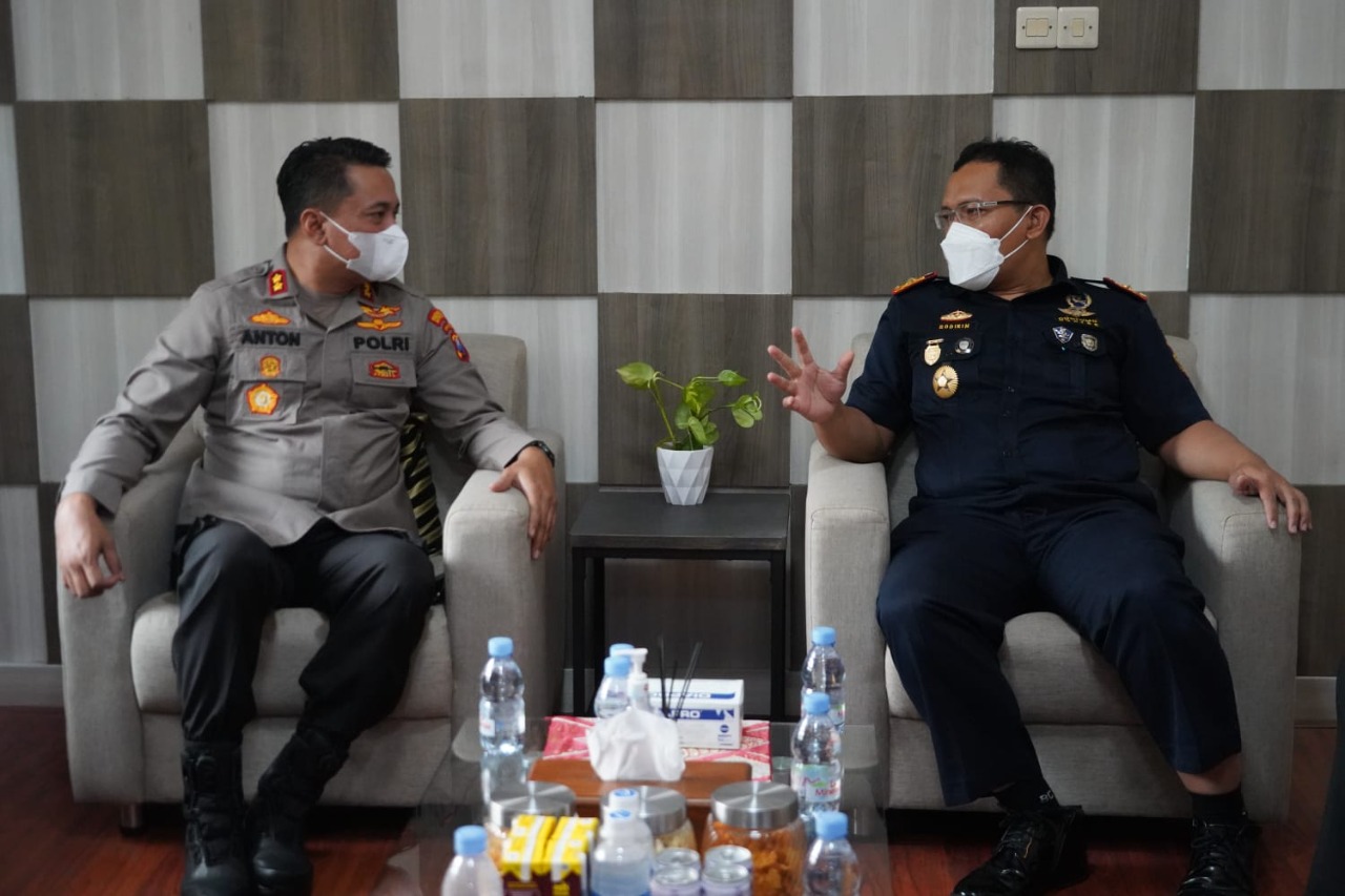 Kapolres Pelabuhan Tanjung Perak AKBP Anton Elfrino Trisanto, SH, S.I.K, M.Si menerima kunjungan dari kepala Bea Cukai Tanjung Perak Sodikin, SE, MA, Jumat, 20 Agustus 2021.